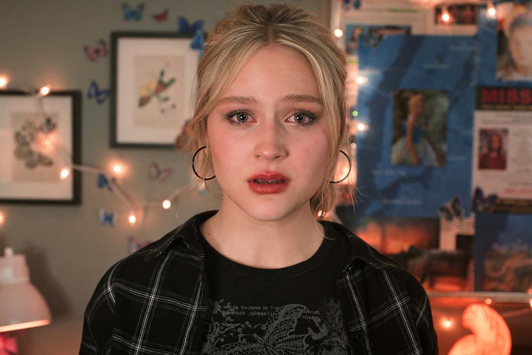 Lexy Cross (Alyvia Alyn Lind) appears in a room with framed artwork on the walls in Chucky 302 -- “Let the Right One In”