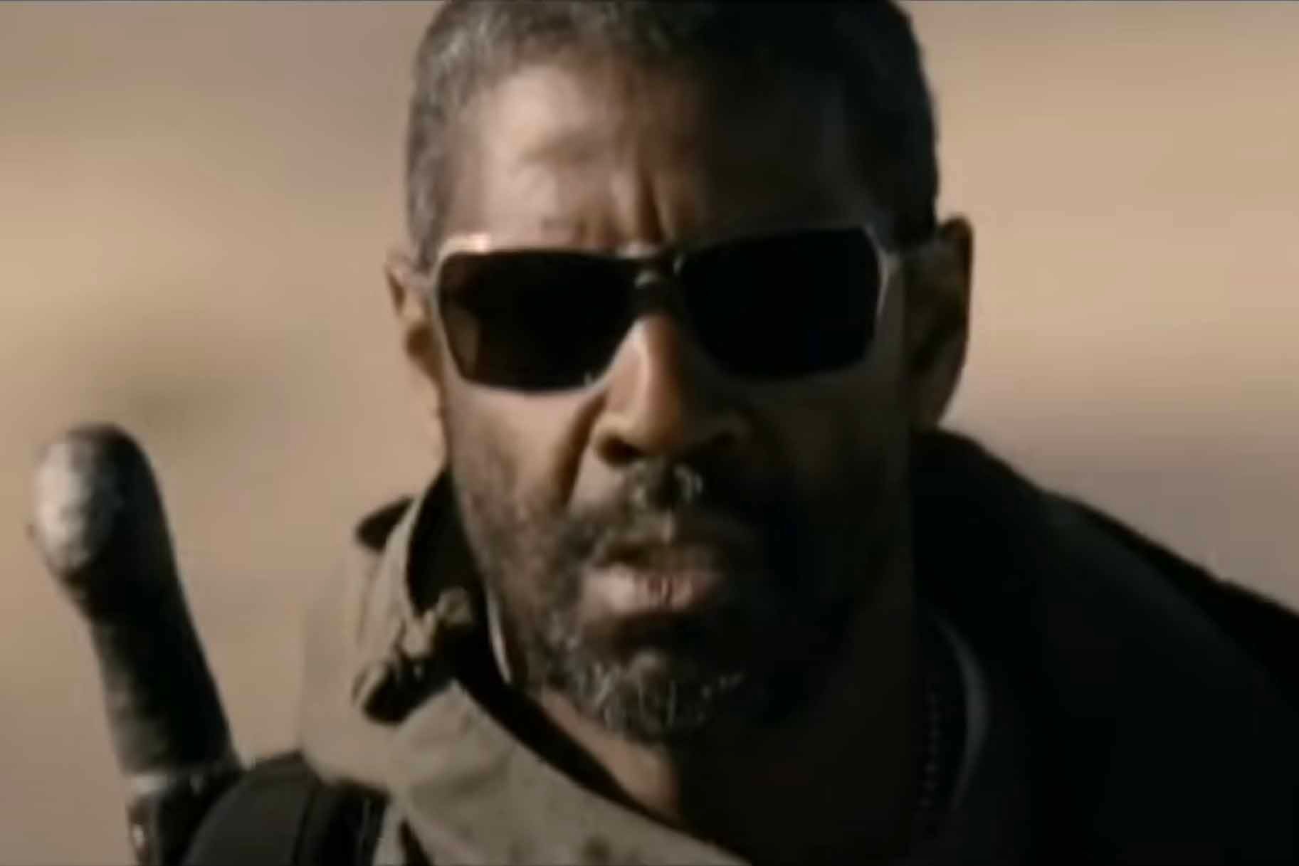 Eli (Denzel Washington) wears sunglasses in The Book of Eli (2010).