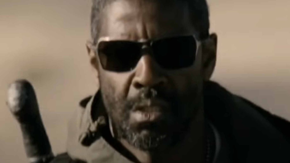 Eli (Denzel Washington) wears sunglasses in The Book of Eli (2010).